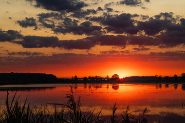 Obraz premium Wschód słońca na kolorowym niebie