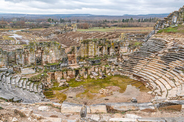 Obraz premium The scenic views from Aizanoi which was a Phrygian city in surviving remains from the period include a well-preserved Temple of Zeus, a combined theatre-stadium complex in Kütahya