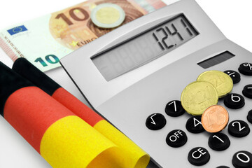 12,41 Euro Mindestlohn in Deutschland mit Rechner und Deutscher Flagge