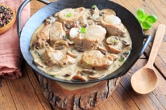 Schweinemedaillons mit Champignonrahmso&szlig;e