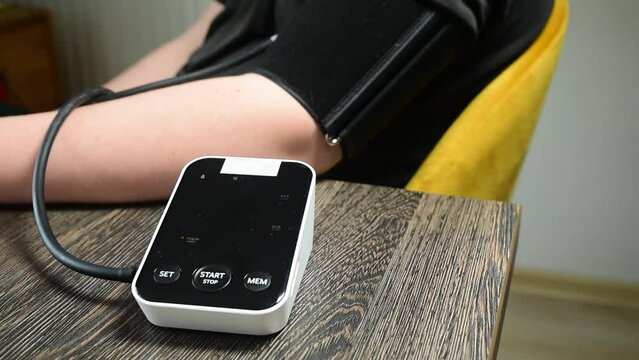 mierzenie ciśnienia tętniczego nowoczesnym aparatem. Monitorowanie pracy serca.