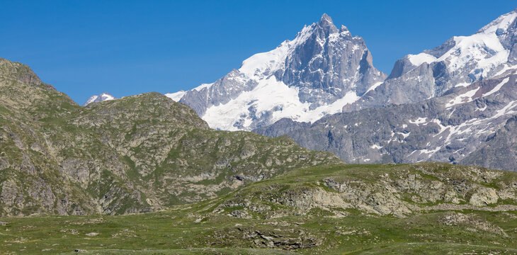 Le plateau d'Emparis est un plateau situ&eacute; &agrave; plus de 2 000 m d'altitude sur les d&eacute;partements de l'Is&egrave;re et des Hautes-Alpes. Appartenant au massif des Arves dans les Alpes fran&ccedil;aises, face aux Ecrins