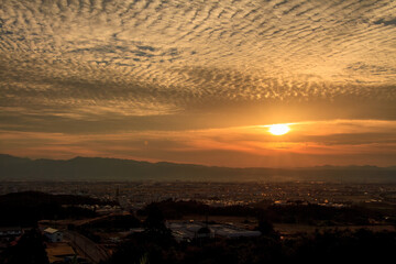 夕日が沈む街並み