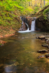 紅葉に囲まれた桝滝