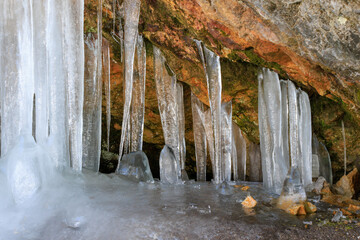 凍てつくだらめきの滝