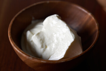 木製のボウルに入った自家製ヨーグルト