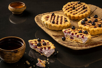 Pie with black currants. Mousse cake in a chocolate case.
Ingredients: currant ganache, Moualillo biscuit, crispy Linzer dough, currant.