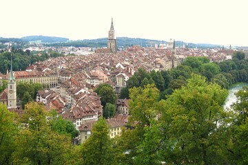 Obraz premium Panoramic view of river Aare and rooftops houses at old historical center town in Bern, Switzerland.