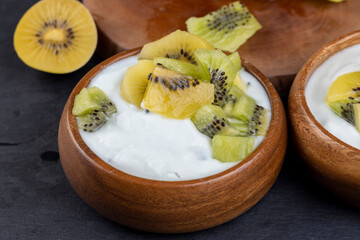 making creamy yogurt with kiwi fruit
