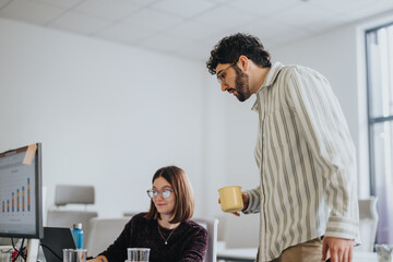 Obraz premium Business employees collaborating and brainstorming in a modern office, working together for business growth.