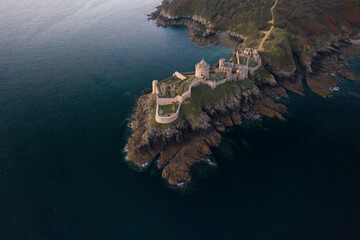 Chateau medieval sur un éperon rocheux au bord de l'eau, littoral de la Manche, Fort La Latte en Bretagne dans les côtes d'Armor, vue aerienne - obrazy, fototapety, plakaty