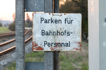 Schild kennzeichnet Parkplatz nur für Personal der Bahn