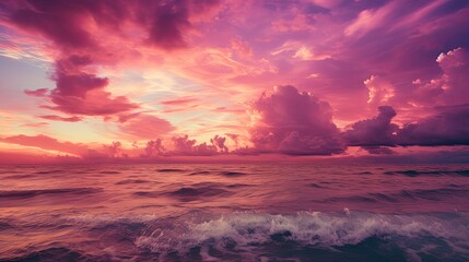 Fototapeta premium Purple sky and beautiful sea
