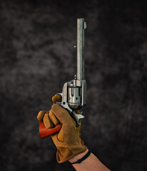Hand mit Revolver