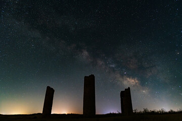 Silhouette of the ruins of the towers of Galvez castle in Toledo, Spain, abandoned since the 15th century. - 727261124