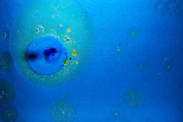 Hintergrund-Fotografie von Blasen und Tropfen mit Tinte in einem Wasserbehälter mit Psychedelisch anmutender Wirkung  - obrazy, fototapety, plakaty
