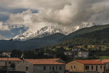 Fototapeta na wymiar Montagnes enneigées depuis la gare de Casamozza, Corse, France