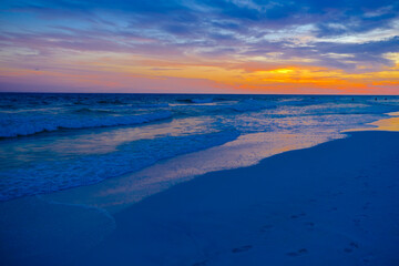 Obraz premium Beautiful sunset on the beach with multiple colors 