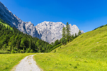 Landschaft mit Wanderweg im Rißtal nahe der Eng Alm in Österreich
