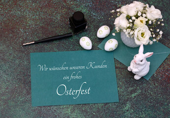 Ostergrußkarte: Brief mit Ostergrüßen und Ostereiern. Wir wünschen unseren Kunden ein frohes Osterfest.