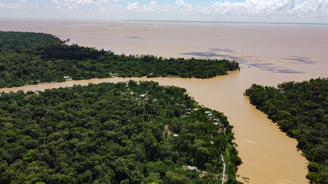 Comunidade Lim&atilde;o do Curu&aacute;, Rio Amazonas, Brasil