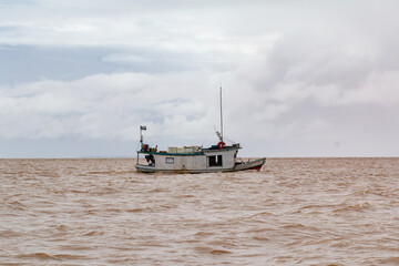 Barco de pescador navegando próximo a foz do Rio Amazonas, Brasil
