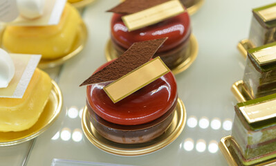ショーケースに並ぶケーキ