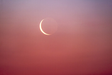 Croissant de lune au soleil levant