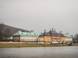 Fototapeta premium Blick über die Elbe auf das in der Nähe von Dresden gelegene Schloss Pillnitz.