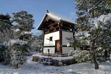 雪の建仁寺　鐘楼　京都市東山区