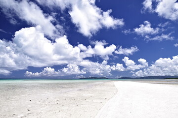 沖縄県竹富島　白い砂浜広がるコンドイビーチ