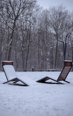Osnieżone leżka w parku