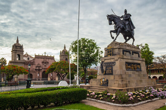 Plaza de Armas de Huamanga, Ayacucho - Per&uacute;