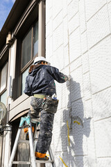 Fototapeta na wymiar 建築現場女子　外壁のクラック補修工事　塗装