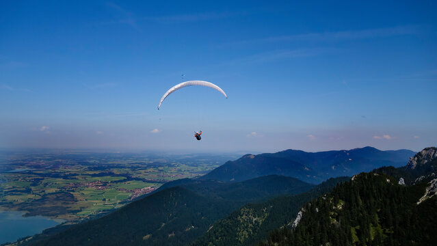Parapentiste dans le ciel