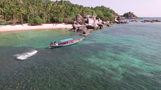 L&rsquo;&icirc;le paradisiaque de Koh Tao (vue a&eacute;rienne) avec ses rochers et ses plages de sable blanc, ses cabanes le long de la c&ocirc;te et sa for&ecirc;t tropicale, Tha&iuml;lande, Asie du Sud-Est