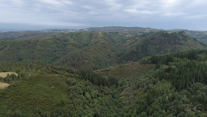 Fototapeta na wymiar Vista aérea general de las montañas de una zona rural de Galícia