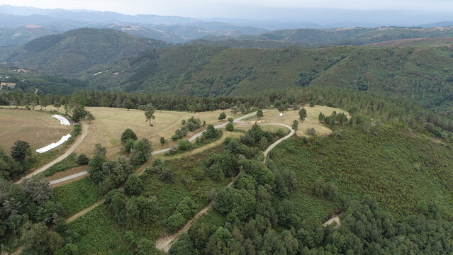 Vista a&eacute;rea de caminos rurales entre aldeas