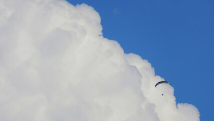 Parapentiste devant des nuages