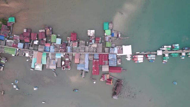 Exploration aérienne : Village de pêche sur pilotis de Bang Bao à Koh Chang, Thaïlande - Paysages tropicaux en 4K et ambiance authentique 