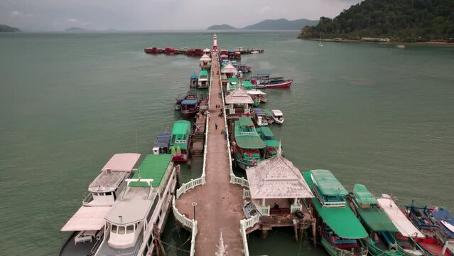 Exploration a&eacute;rienne : Village de p&ecirc;che sur pilotis de Bang Bao &agrave; Koh Chang, Tha&iuml;lande - Paysages tropicaux en 4K et ambiance authentique 