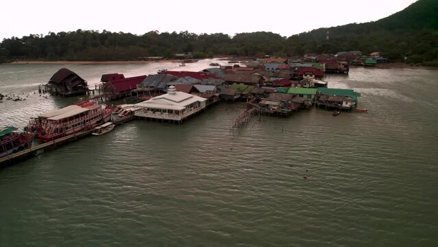 Exploration a&eacute;rienne : Village de p&ecirc;che sur pilotis de Bang Bao &agrave; Koh Chang, Tha&iuml;lande - Paysages tropicaux en 4K et ambiance authentique 