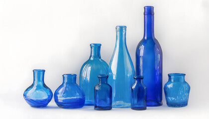 Blaue Flaschen aus Glas,  verschiedene Formen und Größen vor weißem Hintergrund