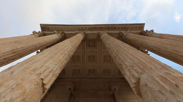  Maison Carr&eacute;e o La Casa Cuadrada., Nimes, Francia