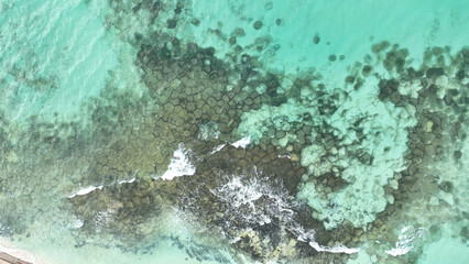 久米島の景勝地、畳石が満潮で海に沈んでいるところ