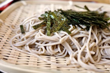 ざるに盛られたそば