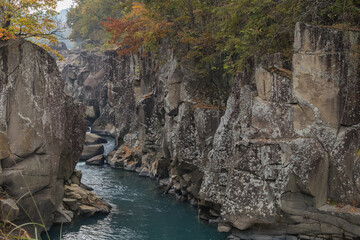 日本　岩手県一関市を流れる磐井川の渓谷、厳美渓と紅葉した木々