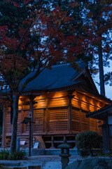 日本　岩手県西磐井郡平泉町にある中尊寺のライトアップされた薬師堂と紅葉