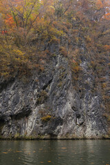 日本　岩手県一関市を流れる砂鉄川沿いの渓谷、猊鼻渓の舟下りの船上から見える紅葉