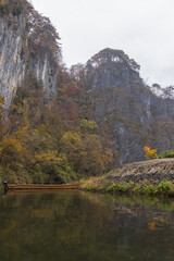日本　岩手県一関市を流れる砂鉄川沿いの渓谷、猊鼻渓の舟下りの船上から見える馬髭岩と紅葉